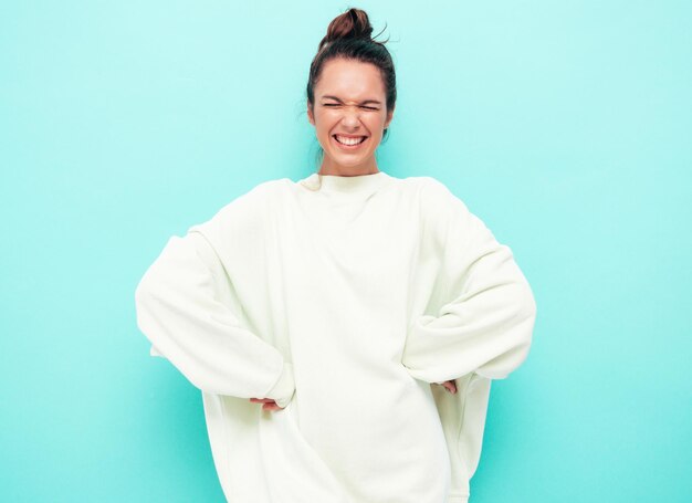 Joven hermosa mujer sonriente en ropa de verano de moda mujer despreocupada posando junto a la pared en el estudio Modelo morena positiva divirtiéndose Alegre y feliz