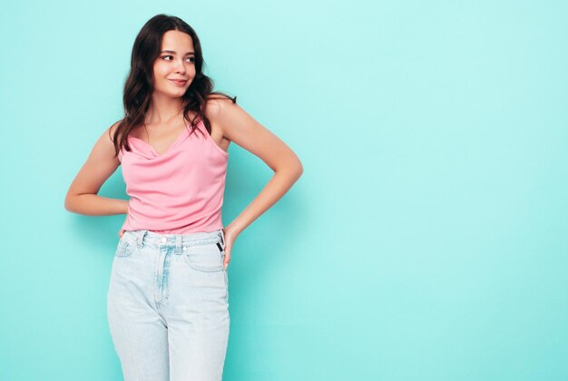 Joven hermosa mujer sonriente en ropa de verano de moda Sexy mujer despreocupada posando en el estudio Modelo positivo divirtiéndose en el interior