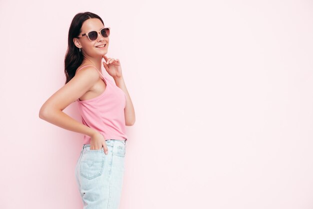 Joven hermosa mujer sonriente en ropa de verano de moda Sexy mujer despreocupada posando en el estudio Modelo positivo divirtiéndose en el interior