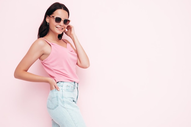 Foto gratuita joven hermosa mujer sonriente en ropa de verano de moda sexy mujer despreocupada posando en el estudio modelo positivo divirtiéndose en el interior