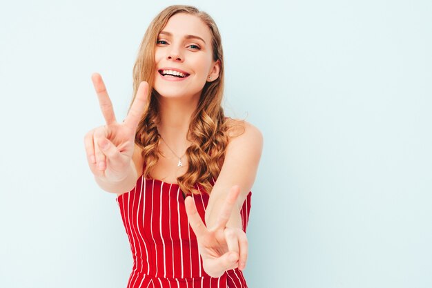 Joven hermosa mujer sonriente en ropa de verano de moda