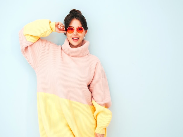 Joven hermosa mujer sonriente en suéter colorido de moda de verano
