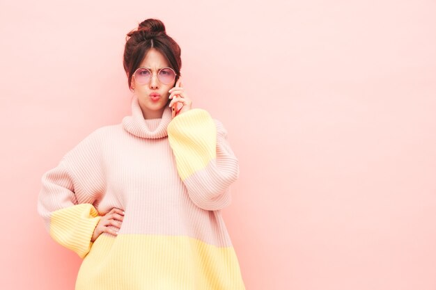 Joven hermosa mujer sonriente en suéter colorido de moda de verano