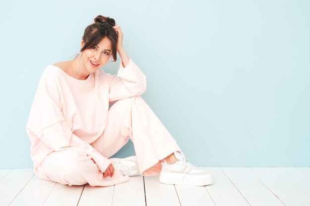 Joven hermosa mujer sonriente en suéter colorido de moda de verano