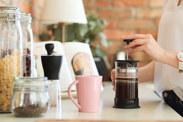 Joven hermosa mujer tomando café