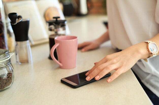 Joven hermosa mujer tomando café