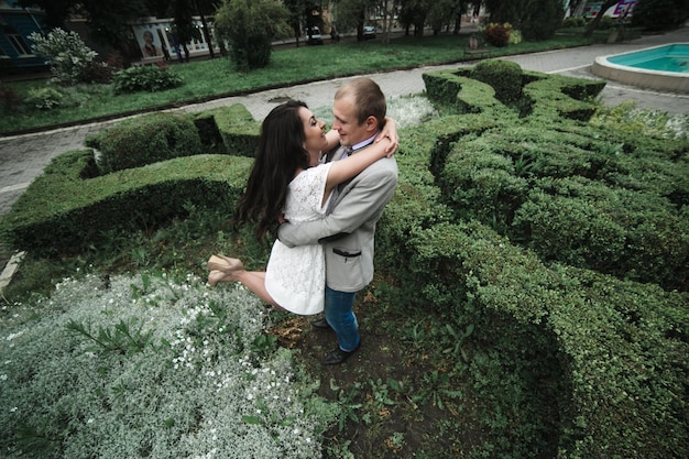 Joven y hermosa pareja europea pasándola muy bien en el fondo de la ciudad