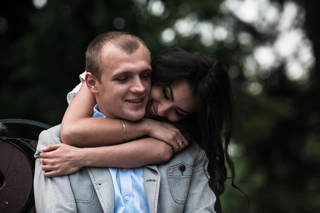 Joven y hermosa pareja europea pasándola muy bien en el fondo de la ciudad