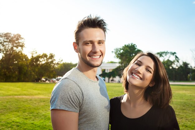 joven hermosa pareja sonriendo relajante en el parque.