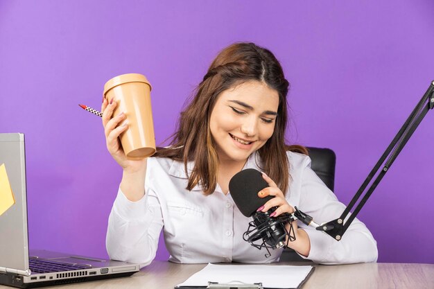 Joven y hermosa presentadora de radio que trabaja en la oficina Foto de alta calidad