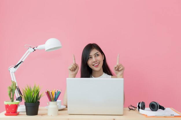 joven hermosa trabajando en el escritorio de la computadora