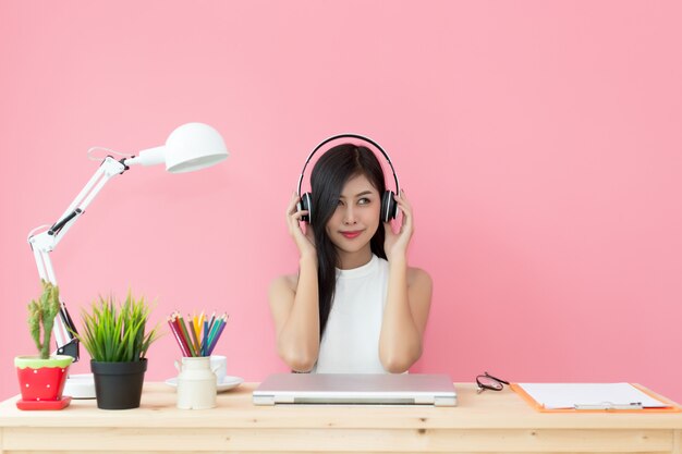 joven hermosa trabajando en el escritorio de la computadora