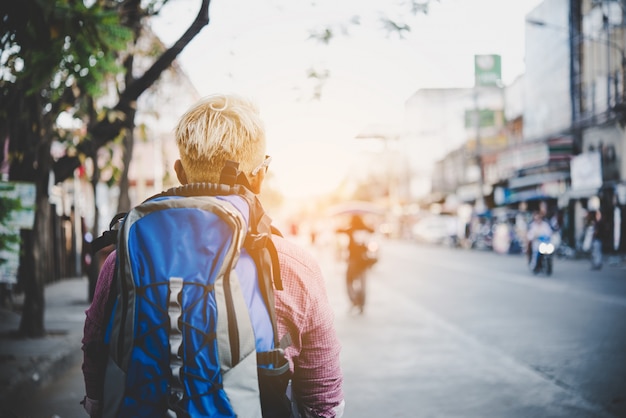 Joven hipster viajar mochilero alrededor de asia. Concepto turístico de vacaciones.