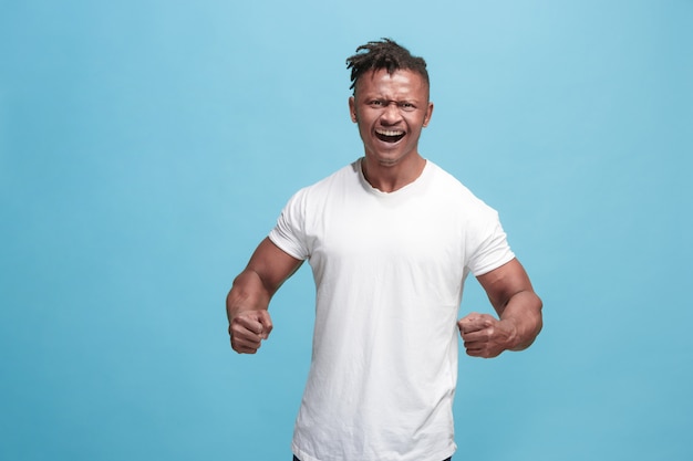 joven hombre afro enojado emocional gritando en azul