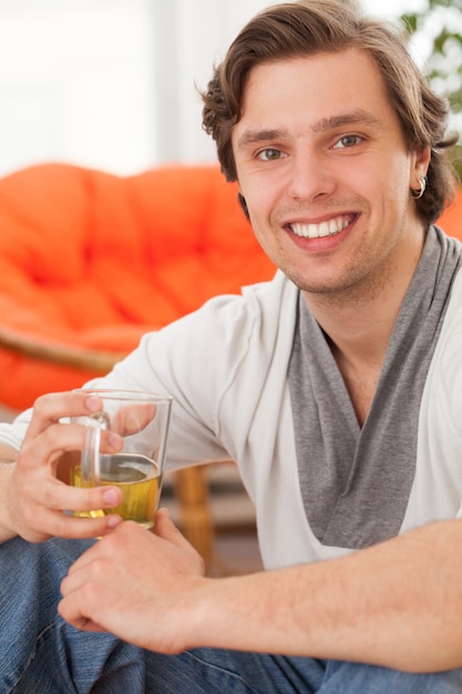 Joven hombre caucásico feliz en casa