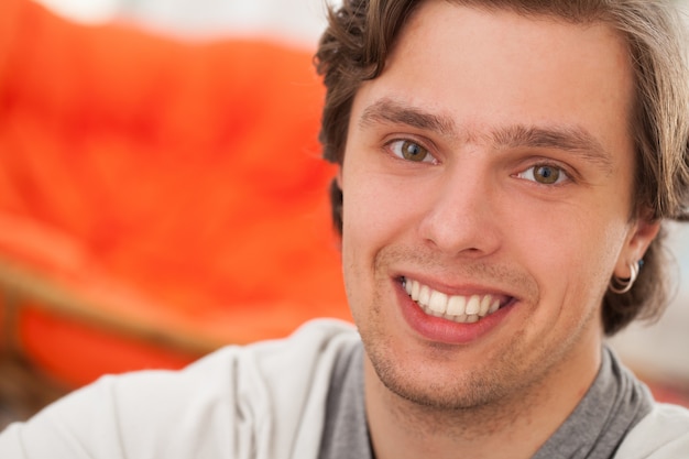 Foto gratuita joven hombre caucásico feliz en casa