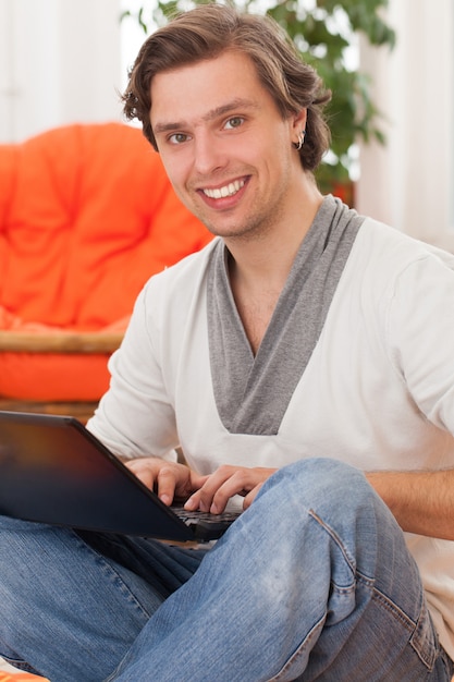 Joven hombre caucásico feliz en casa