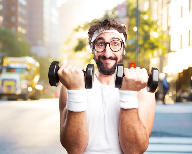 joven hombre de los deportes locos. la expresión feliz