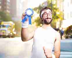 Foto gratuita joven hombre de los deportes locos. la expresión feliz