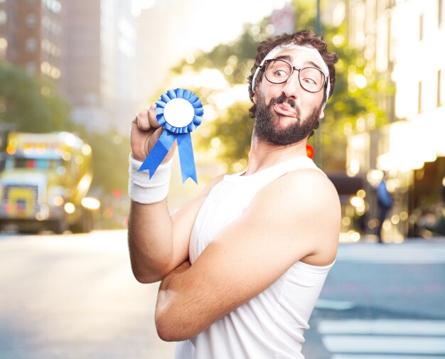 joven hombre de los deportes locos. la expresión feliz