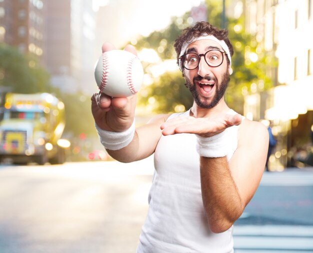 joven hombre de los deportes locos. la expresión feliz