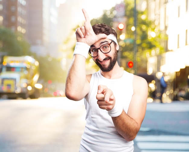 joven hombre de los deportes locos. la expresión feliz