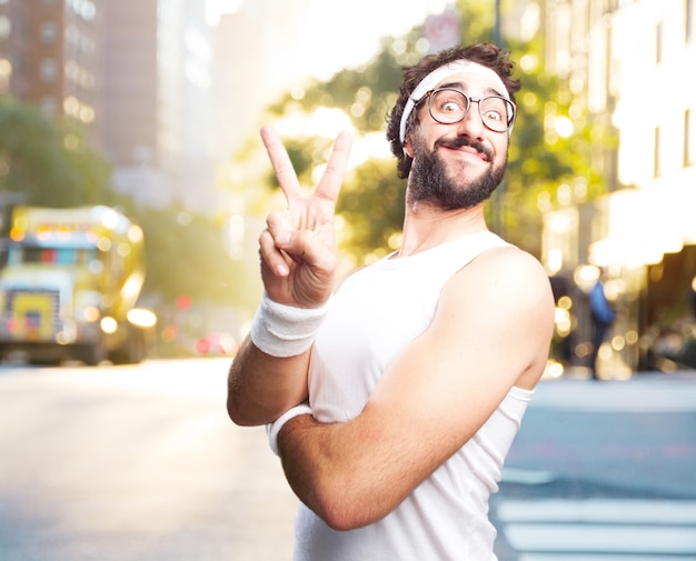 Foto gratuita joven hombre de los deportes locos. la expresión feliz