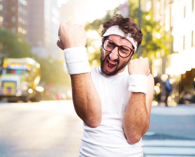 Foto gratuita joven hombre de los deportes locos. la expresión feliz