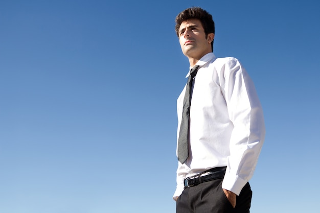 Joven hombre ejecutivo mirando el horizonte