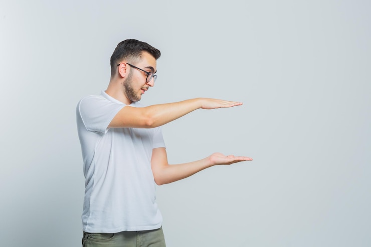 Foto gratuito joven hombre expresivo posando en el estudio