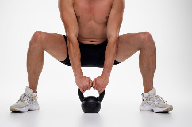 Joven hombre en forma entrenando para culturismo