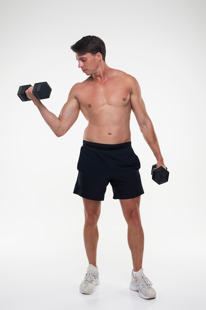 Foto gratuita joven hombre en forma entrenando para culturismo