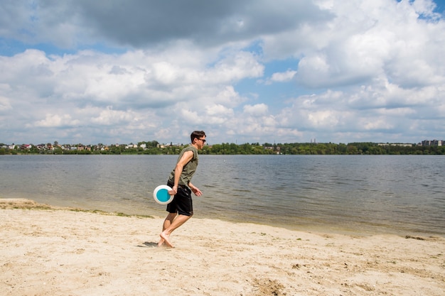 Foto gratuita joven hombre jugando frisbee