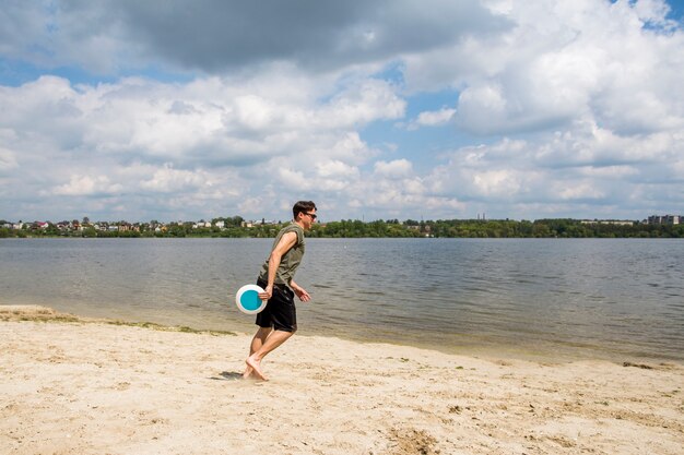 Joven hombre jugando frisbee