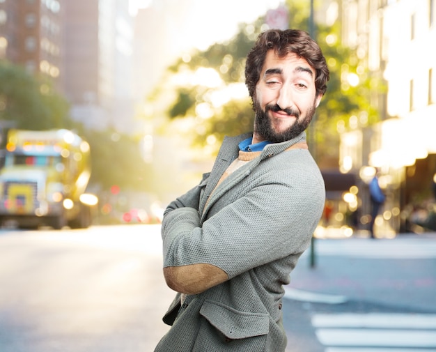 joven hombre loco expresión feliz