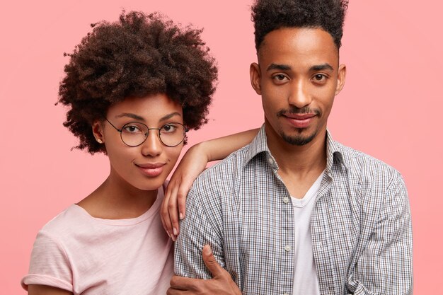 Joven, hombre y mujer afroamericana