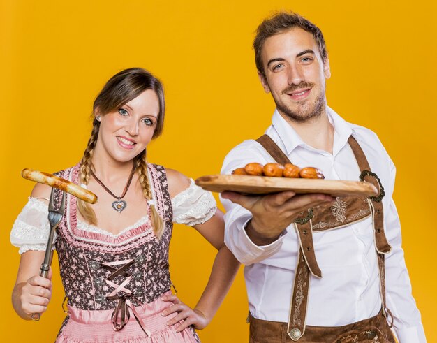 Foto gratuita joven hombre y mujer con comida bávara