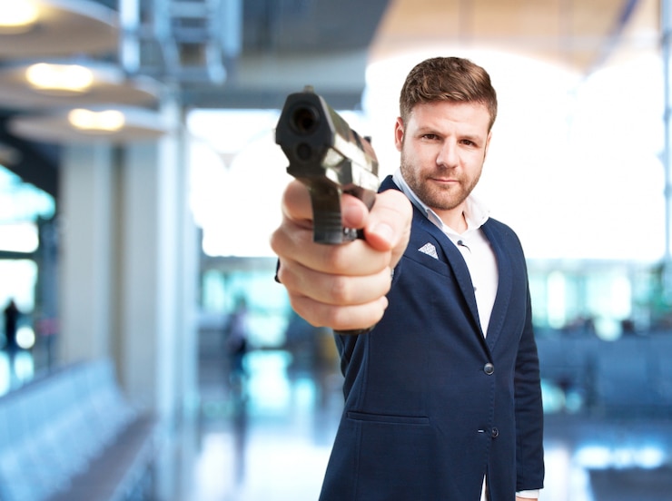 Foto gratuito joven hombre de negocios enojado expresión