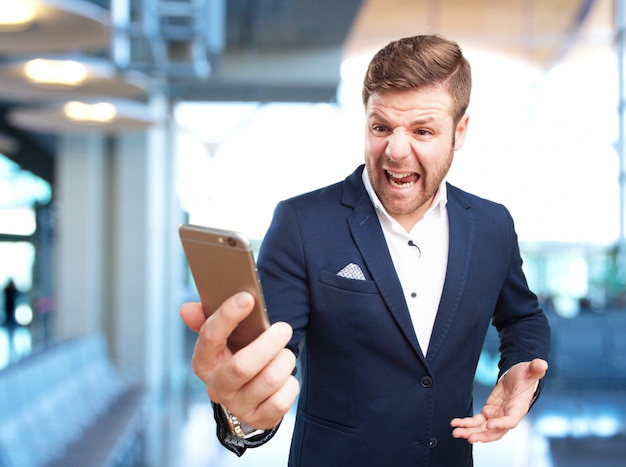 Foto gratuita joven hombre de negocios enojado expresión