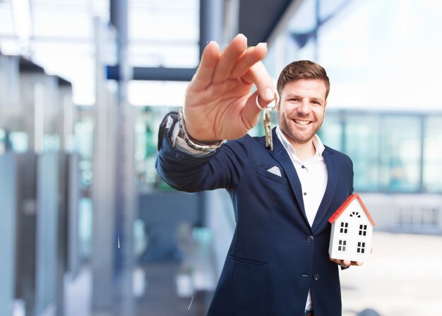 joven hombre de negocios feliz expresión