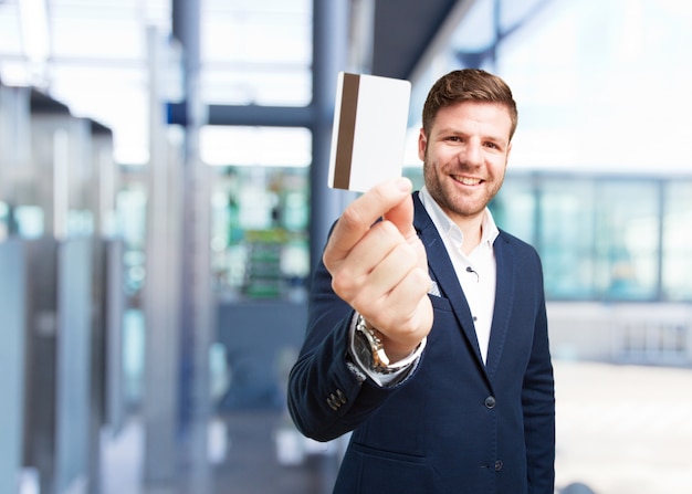 joven hombre de negocios feliz expresión