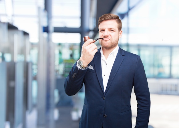 joven hombre de negocios feliz expresión