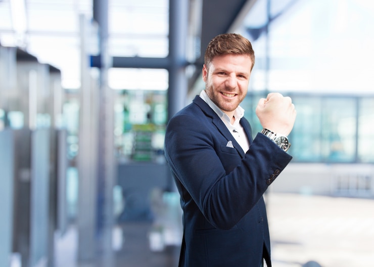 Foto gratuito joven hombre de negocios feliz expresión