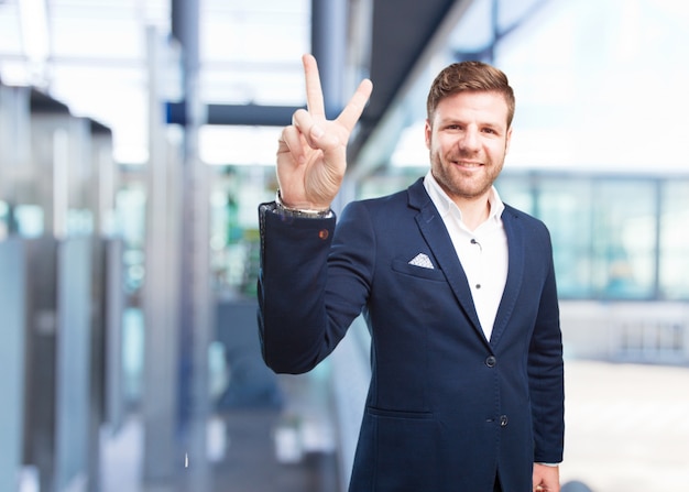 Foto gratuita joven hombre de negocios feliz expresión