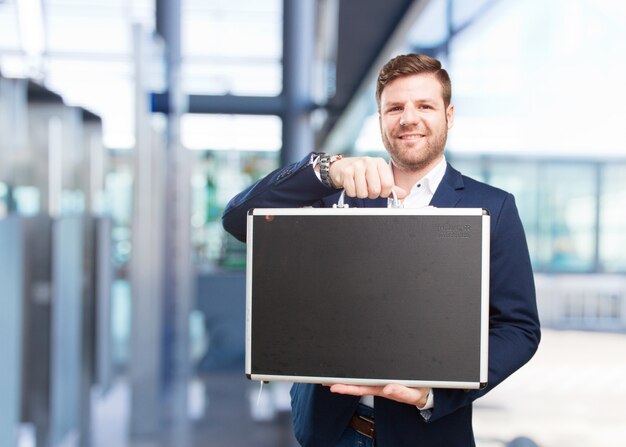 joven hombre de negocios feliz expresión