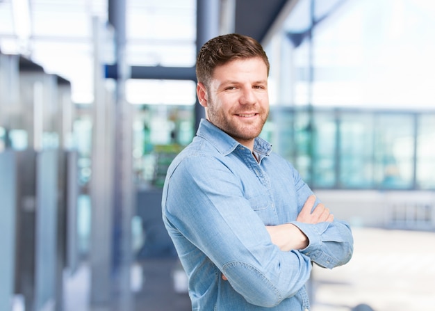 Foto gratuita joven hombre de negocios feliz expresión