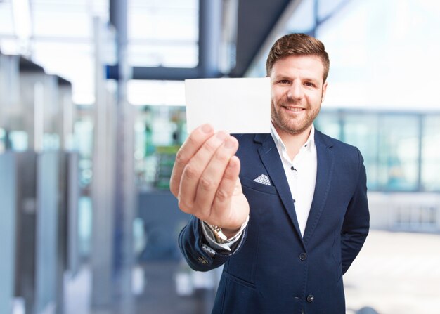 joven hombre de negocios feliz expresión