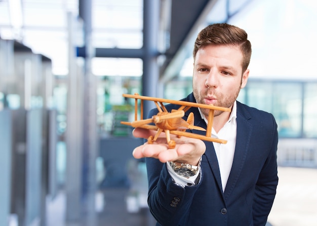 joven hombre de negocios feliz expresión