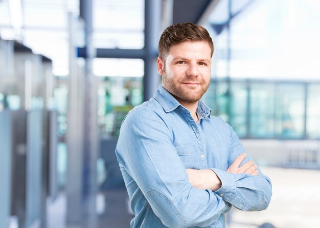 joven hombre de negocios feliz expresión