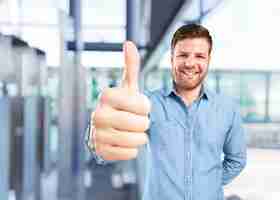 Foto gratuita joven hombre de negocios feliz expresión